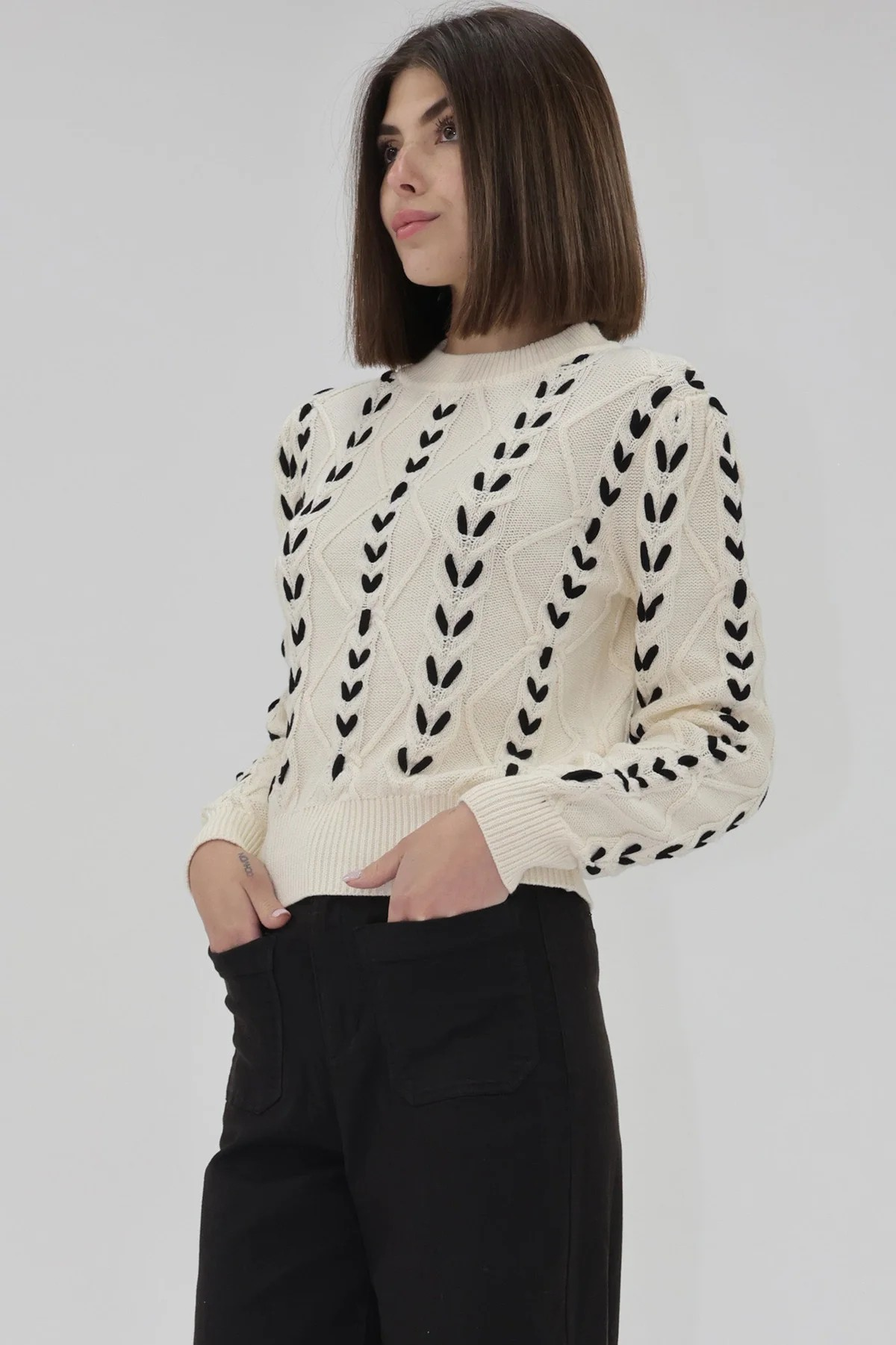 CREAM/BLACK LEXA SWEATER