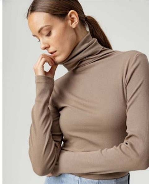 SUNDAYS CARAMEL KATYA TURTLENECK