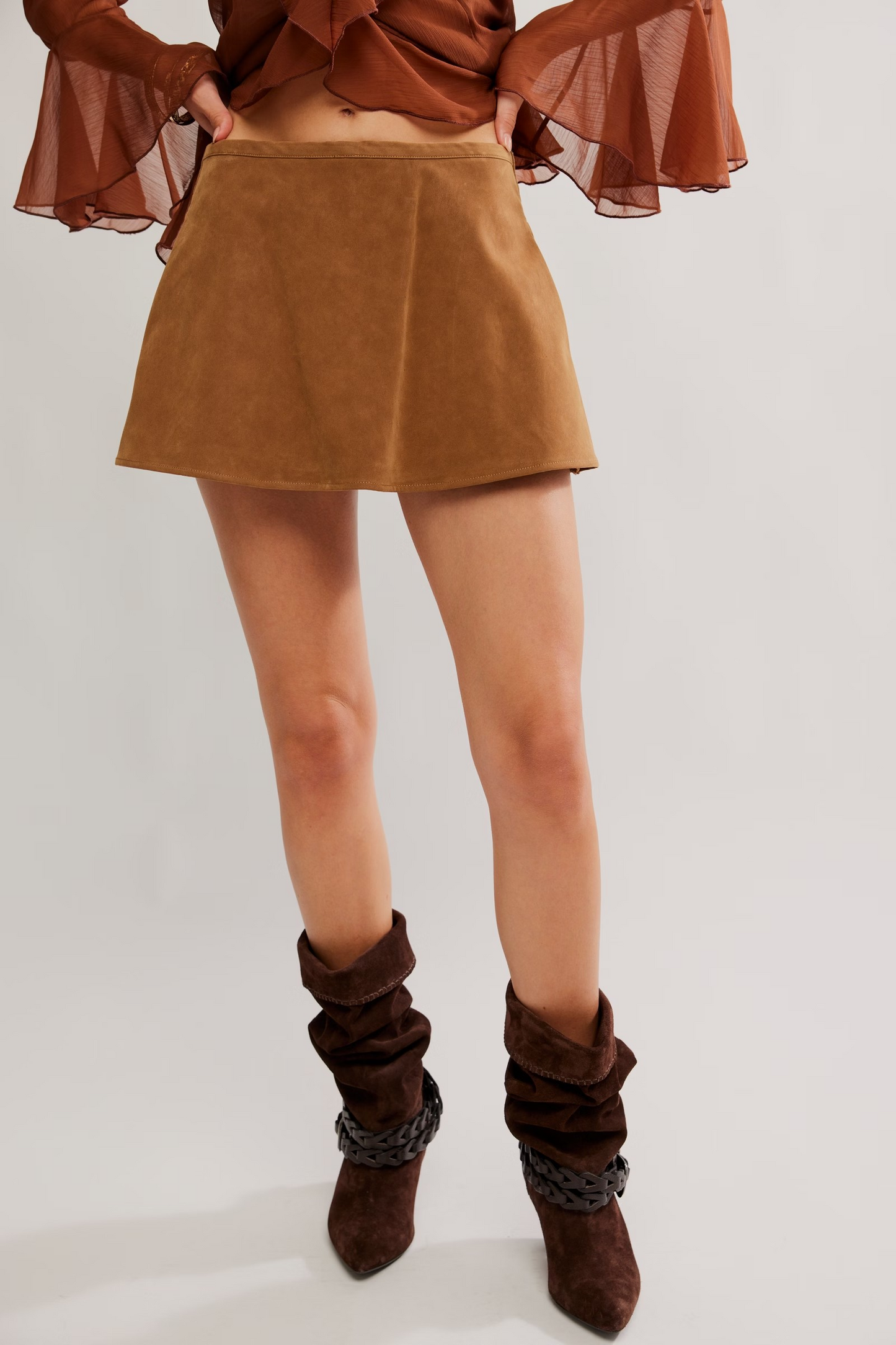 CARAMEL CAFE PARADISE FOUND SUEDE SKORT