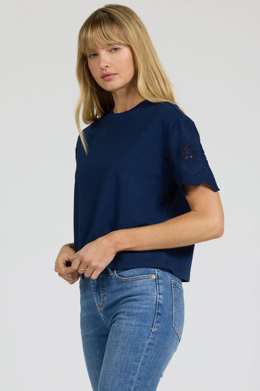 RIVIERA BLACK IRIS EYELIT MADOXX TEE
