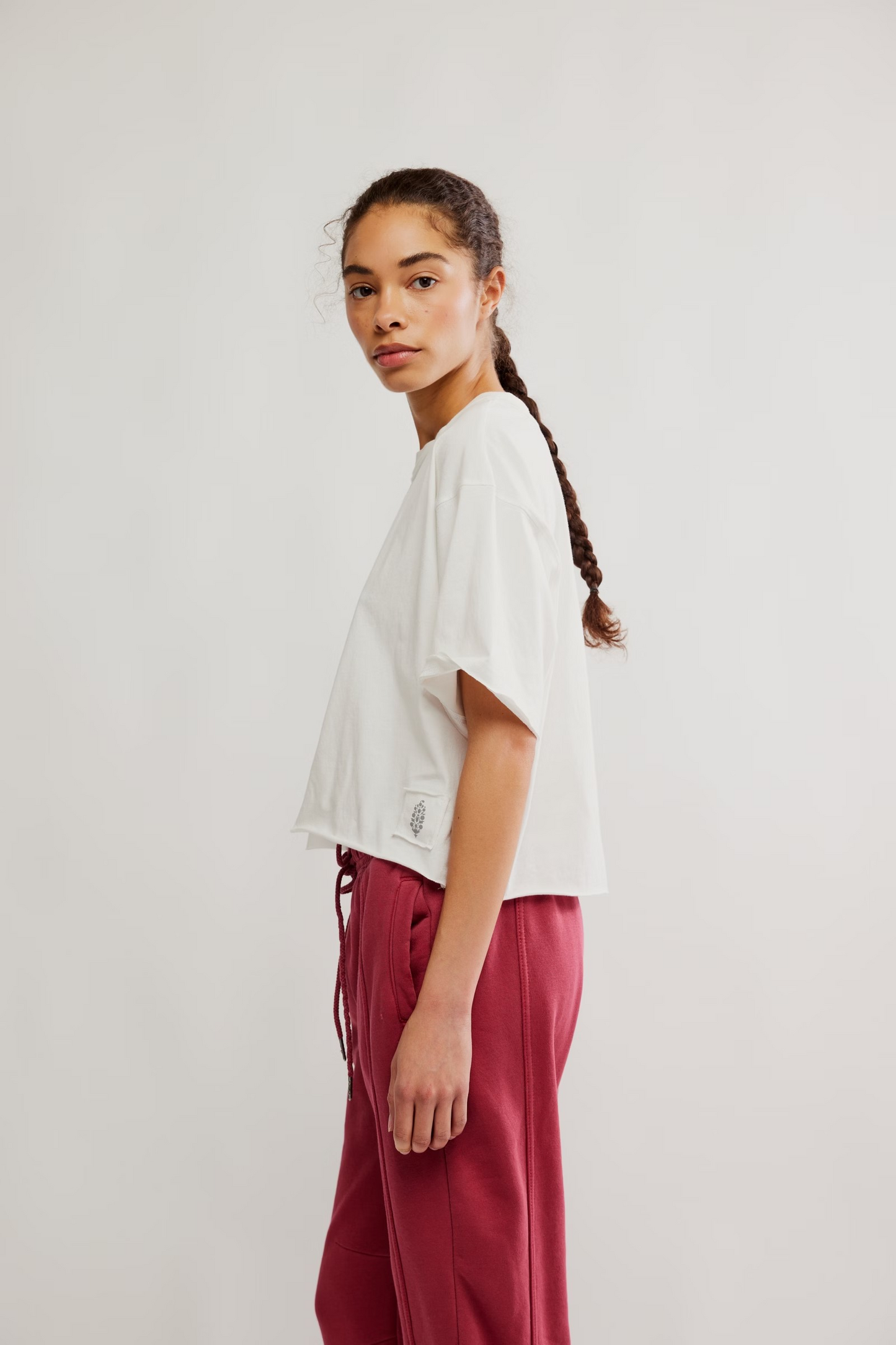 FREE PEOPLE WHITE/DEEP MULBERRY INSPIRE TEE LOGO