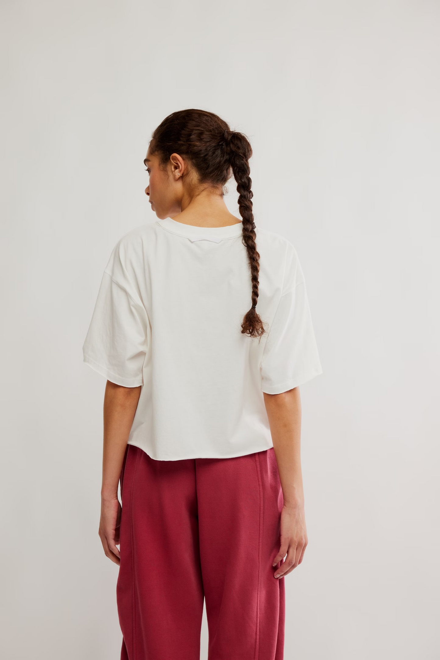 FREE PEOPLE WHITE/DEEP MULBERRY INSPIRE TEE LOGO