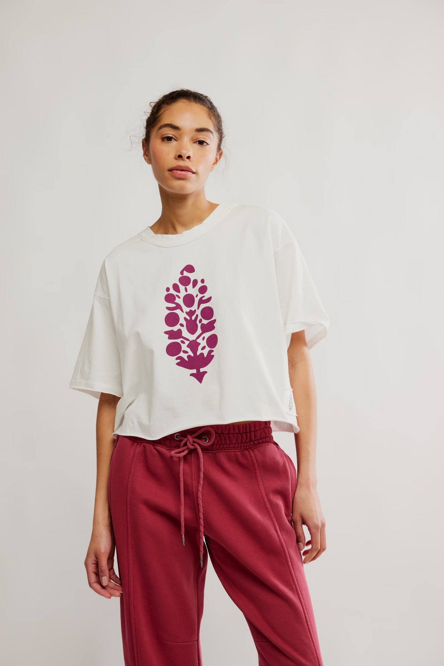 FREE PEOPLE WHITE/DEEP MULBERRY INSPIRE TEE LOGO