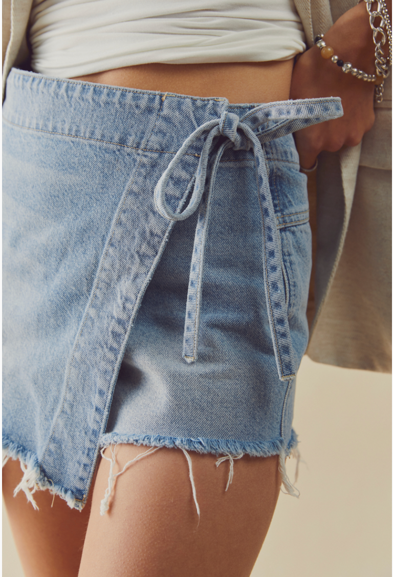 LIGHT BLUE WASH EMMY DENIM SKORT
