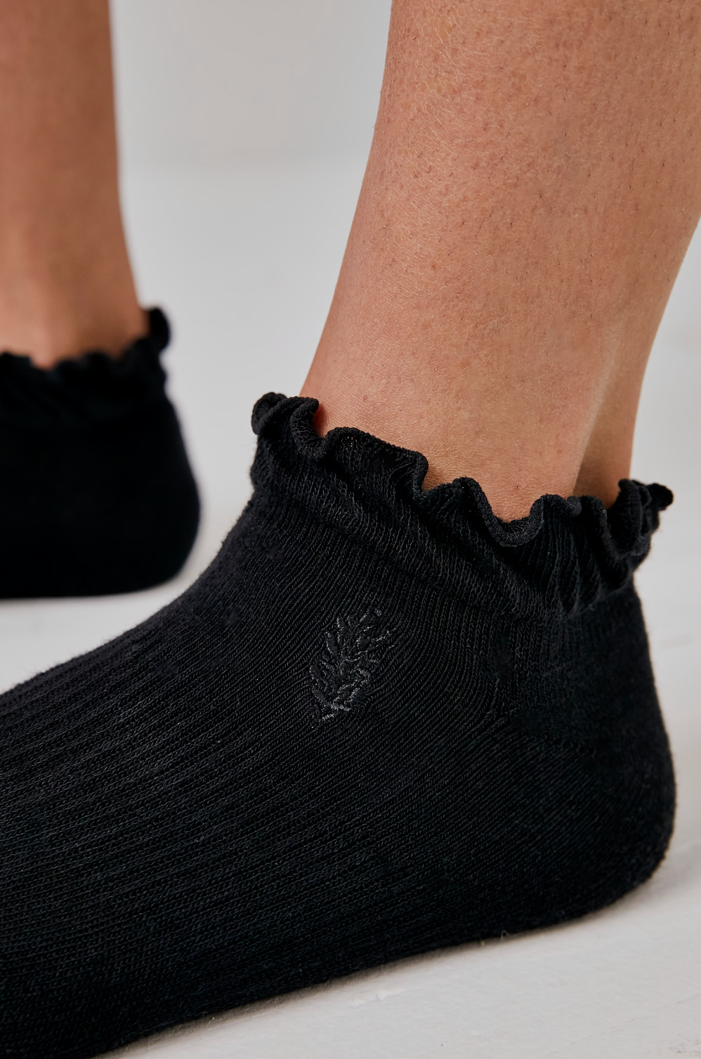 FREE PEOPLE BLACK MOVEMENT RUFFLE SNEAKER SOCKS